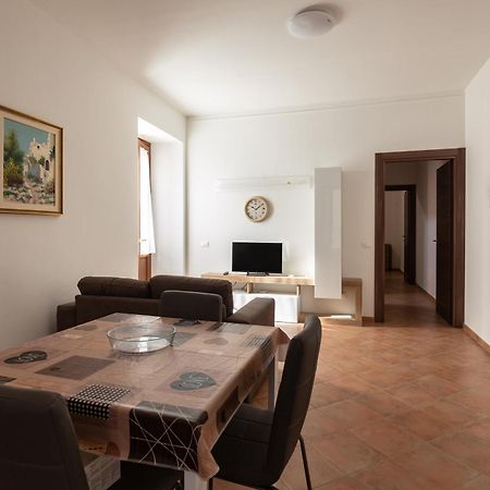 Apartamento Sotto La Torre LʼAquila Exterior foto